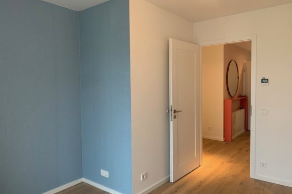 Fröhliche Tapete “Dots von Le Corbusier, Fa Arte) fürs Kinderzimmer.