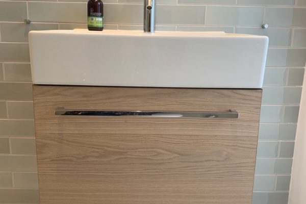 Das Kinderbad macht ebenso fröhlich, mit geseifter Eiche (exakt dasselbe Material wurde hierbei verarbeitet wie beim Naturholzboden in den Wohnräumen)
