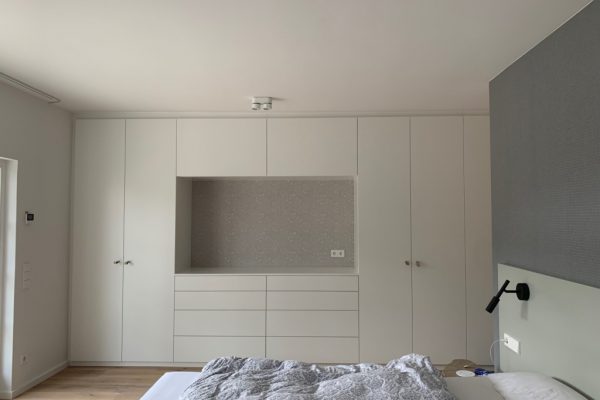 Die Nische im langen Kleiderschrank als Kofferpackort und Platz für Skultpuren oder eine Kaffeemaschine…