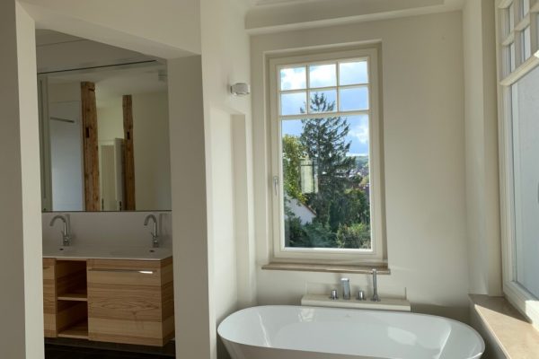 Wanne im Schlafzimmer, viel Licht und Sonne im geschickt abgetrennten Badezimmer.