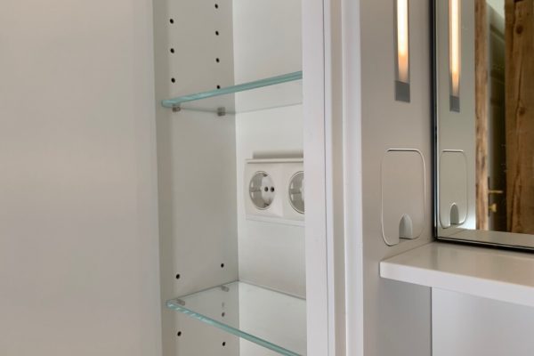 Ein Detail, auf das ich immer wieder viel Wert lege: Ich möchte keine Kabel sehen. Hier wird die elektrische Zahnbürste innen angesteckt und auf der Ablage ist dann nur ein kurzes Stück Kabel zu sehen.