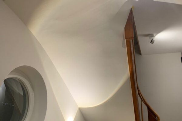 Charmant ist das alte Treppenhaus, das inklusive des runden Fensters komplett erhalten und überarbeitet wurde.