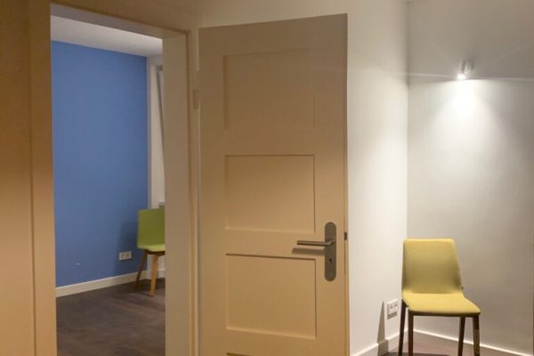 Gute Farbkonzepte für jeden Bewohner machen mit wenig Aufwand jedes Zimmer zu einem individuellen Ort. Selbstverständlich sind alle Böden erneuert (hier Mafi Naturholzdiele Eiche geräuchert, weiss geseift), alle Stromleitungen, Wasserleitungen, etc. Jedoch, wo es das Baujahr verlangt, müssen die historischen Elemente unbedingt bleiben, hier zB alle Türen. Denn die Seele des Hauses muss erhalten bleiben.