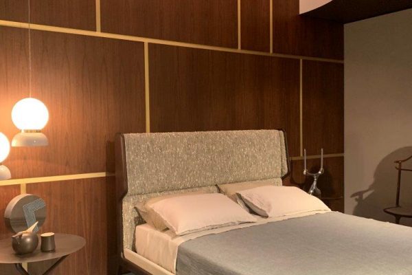 Holzvertäfelung und raumhohe Installationen waren oft der Hingucker rund um das Schlafzimmer.