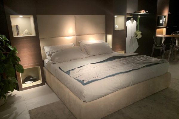 Hier fällt auf: Ein Einbau rundherum ums Bett, der Nachtisch und Schrank beinhaltet, bringt eine behütete, gemütliche Stimmung.