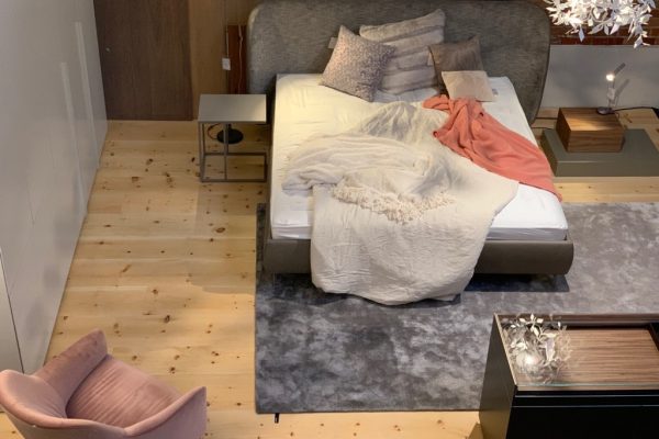 Brandneu bei uns im Showroom: Schlafzimmer mit Zirbenholzboden, Bett, Kommode und Schrank von Kettnaker und Matratzensystem von Riposana.