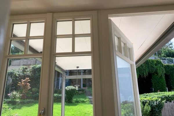 Blick auf die überdachte Veranda auf der ein Heizstrahler natürlich nicht fehlen darf.