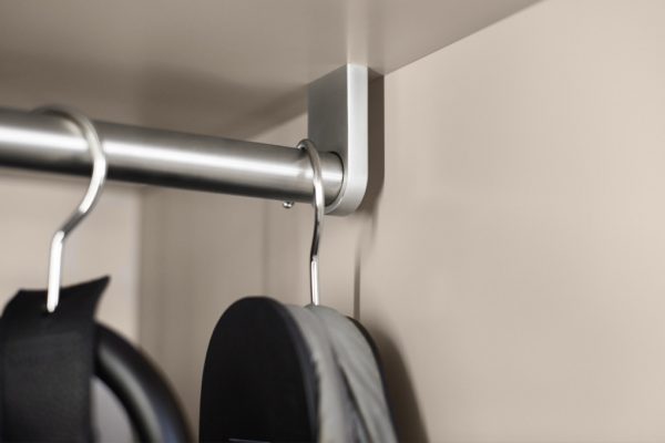 Zumeist sind die Kleiderstangen unten an den Fachböden befestigt, so dass man sich die Höhe beliebig in der Lochreihe selbst einstellen kann.