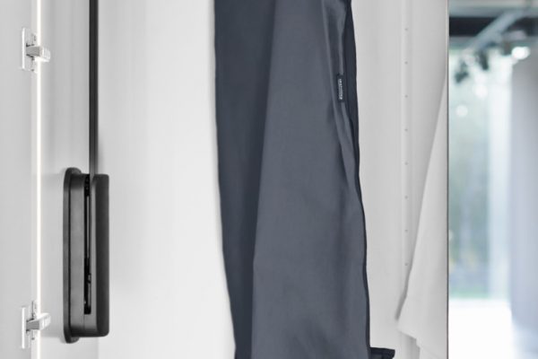 Ein Kleiderlift verstaut Hängeware weit oben. Das ist eine grossartige Option, wenn man viele Meter Kleiderstange braucht. So kann man zwei Etagen Kleiderstangen übereinander haben. Möchte man an die oberen Kleidungsstücke, kann man sich die Stange nach unten ziehen und hat sie dann bequem vor sich.