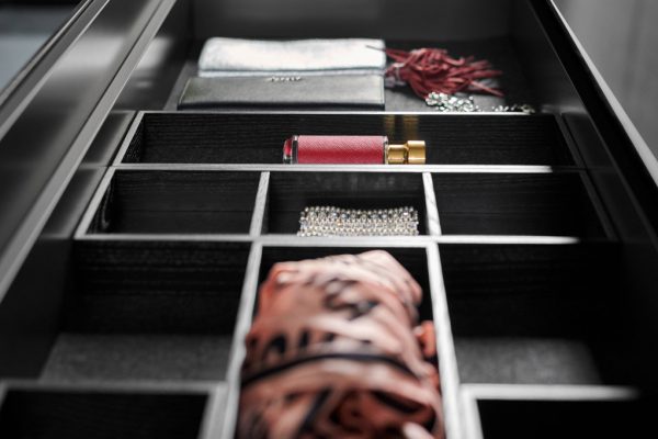 Handwerkliche Inneneinteilungen für die Etagen mit feiner Wäsche, Krawatten oder Accessoires.